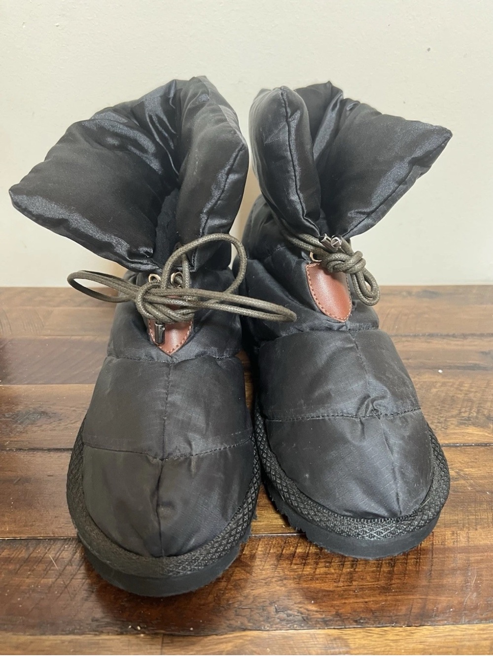 NWOT size 8 Black Puffer Winter Boots with Drawstring